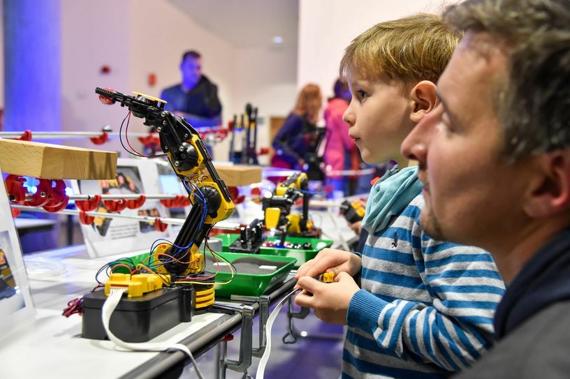 Im Schullabor »Unex« der BTU Cottbus-Senftenberg gibt es auch bei der 14. »Nacht der kreativen Köpfe« wieder physikalische und chemische Experimente. Foto: pool production GmbH/Goethe