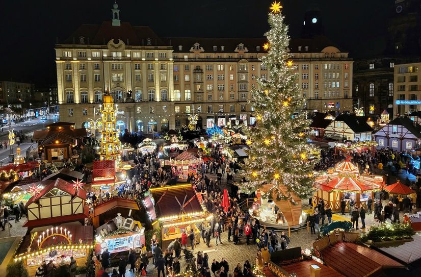 Blick vom Riesenrad auf den 588. Dresdner Striezelmarkt.