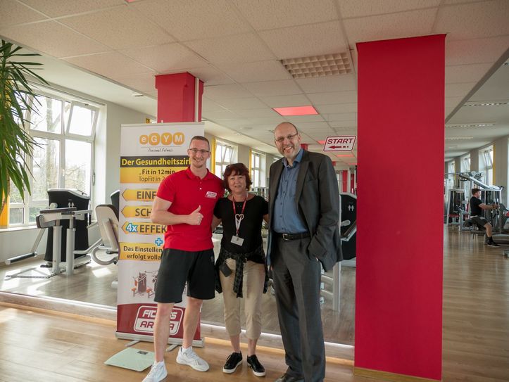 Auch  Oberbürgermeister Olaf Raschke (r) informierte sich in der Fitness Arena über die WochenKurier-Messe.