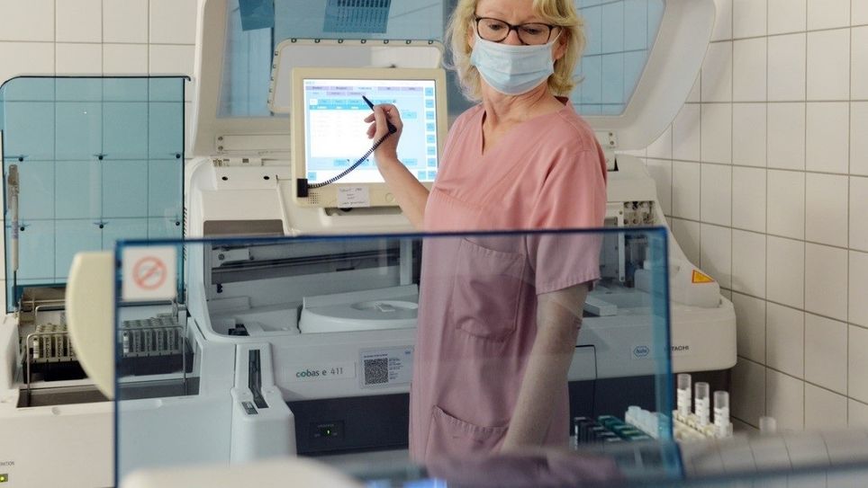 Marion Keller, leitende MTA des Instituts für Klinische Chemie, Labordiagnostik und Mikrobiologie, während der Untersuchung von Blutproben auf Antikörper. Foto: © KNL /Steffen Rasche