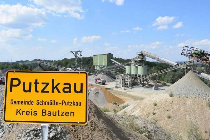 Im Zweischicht-Sytem wird hier gearbeitet. Die Betreiber haben bis 31. Dezember 2045 Schürfrechte am Standort bei Oberottendorf. Foto: Sandro Paufler