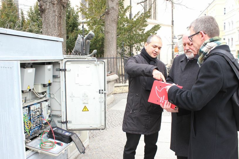 Der Landtagsabgeordnete Octavian Ursu und der Görlitzer Oberbürgermeister Siegfried Deinege (Mitte) lassen sich von Vodafone-Regionalleiter Gerd von der Osten (rechts) die neue Technik erklären. Foto: Keil