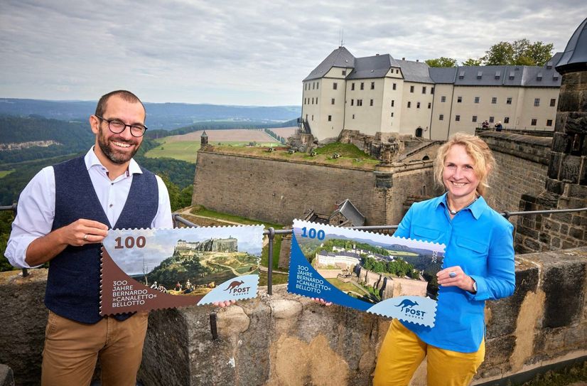 Alexander Hesse von PostModern übergibt auf der Festung Königstein symbolisch Schaubriefmarken an Kerstin Keil (Marketingleiterin Festung Königstein).