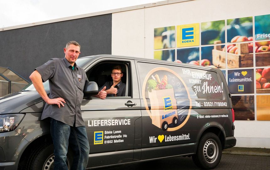 Ronny Thiere (l.) und Jack Raue sorgen für die pünktliche Lieferung vom Edeka bis nach Hause. Foto: Geyer