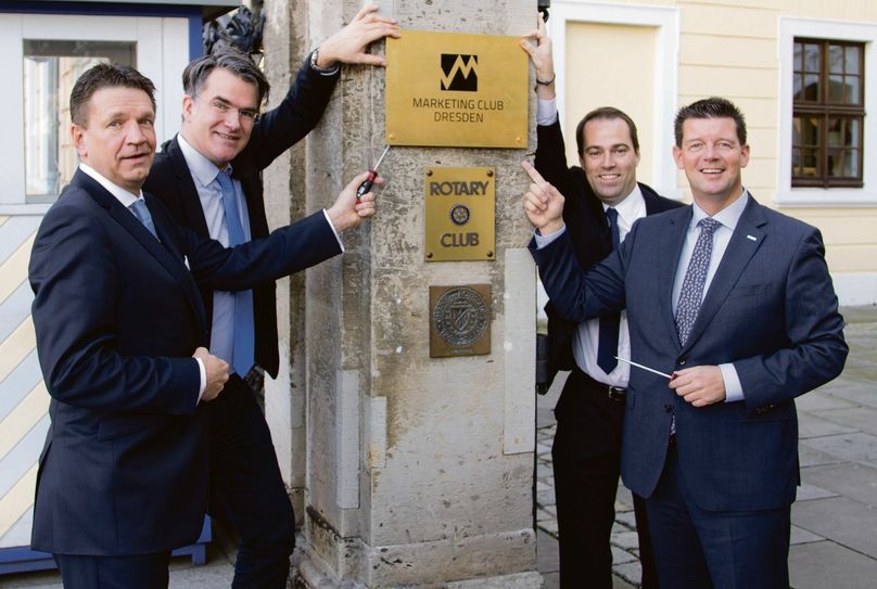 Das neue Schild ist dran (v.l.): Marten Schwass (Direktor Hotel Taschenbergpalais Kempinski Dresden),
