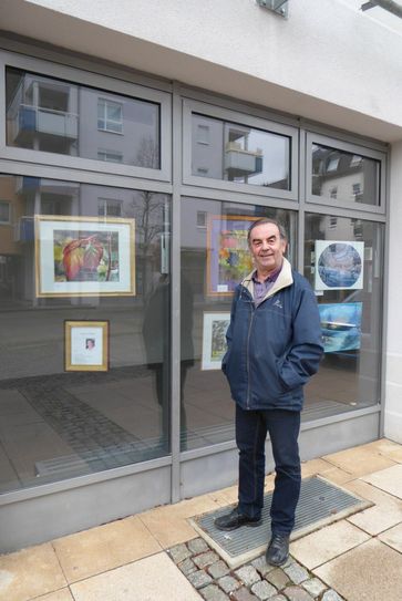 Wolfgang Seidel vor „seinem Schaufenster“ mit den ausgestellten Werken.