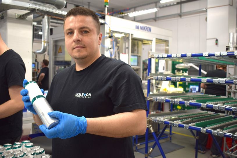 Am Großröhrsdorfer Standort werden die innovativen Energiespeicher der Firma Skeleton im Drei-Schicht-
System hergestellt.