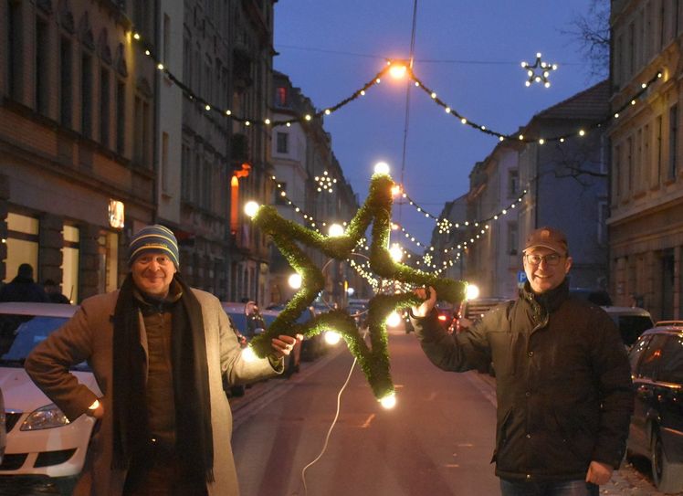 Torsten Wiesener und Jan Frintert, Vorstände des Gewerbe- und Kulturvereins Dresden Neustadt, sind stolz auf die Weihnachtsbeleuchtung im Stadtteil. Fotos: Trache