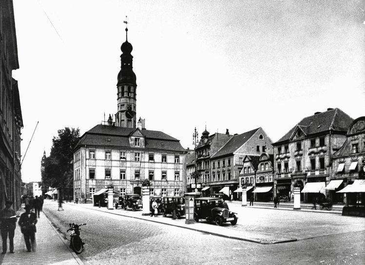 Entspannte Parkplatzsituation Ende der Zwanziger auf dem Altmarkt.