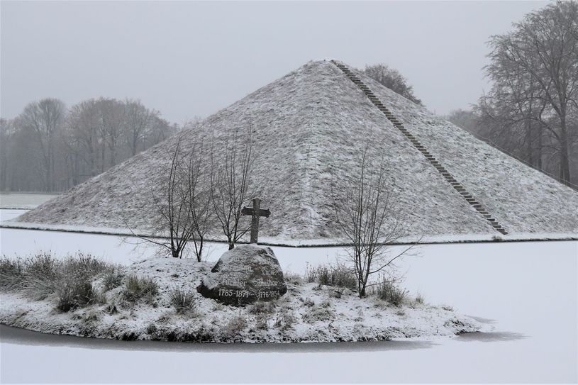 Blick von der Gedenksteininsel zum Tumulus, der Grabstelle des Fürsten-Ehepaares. Foto: SFPM