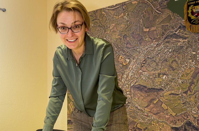 Frau Schattanek ist 43 Jahre alt, verheiratet, hat zwei Kinder und lebt in Freital.