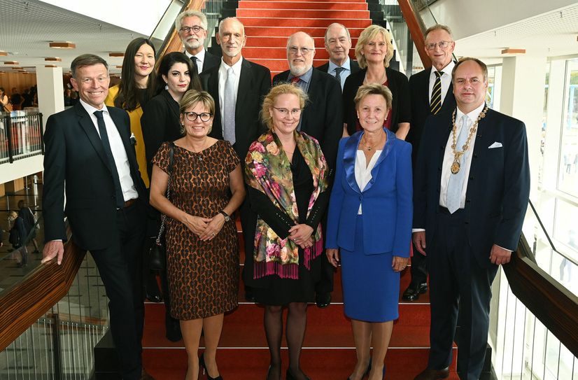 Gruppenfoto der Familie Arnhold zum Festakt in Dresden 2021 Anthony Arnhold (in der hintersten Reihe re.)