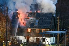 Am 29. Dezember rückten Feuerwehr und Polizei in den Morgenstunden zur Niederen Dorfstraße nach Strahwalde aus. Dort brannte der Dachstuhl eines Hauses.  Foto: LausitzNews.de/Philipp Grohmann