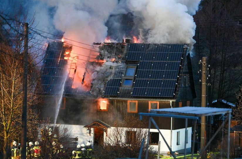 Am 29. Dezember rückten Feuerwehr und Polizei in den Morgenstunden zur Niederen Dorfstraße nach Strahwalde aus. Dort brannte der Dachstuhl eines Hauses.  Foto: LausitzNews.de/Philipp Grohmann
