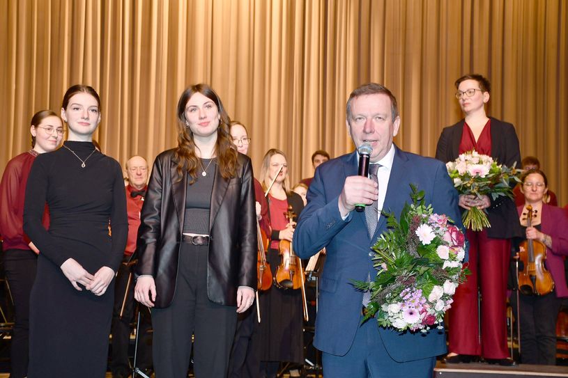 Landrat Christian Jaschinski (2.v.r.) bedankte sich bei den beiden Moderatorinnen Fanny Klimpke (l.) und Stella-Marie Jahn (2.v.l.) sowie Orchesterleiterin Philine Jobst (r.) für den gelungenen Konzerthöhepunkt zum Jahresauftakt.
