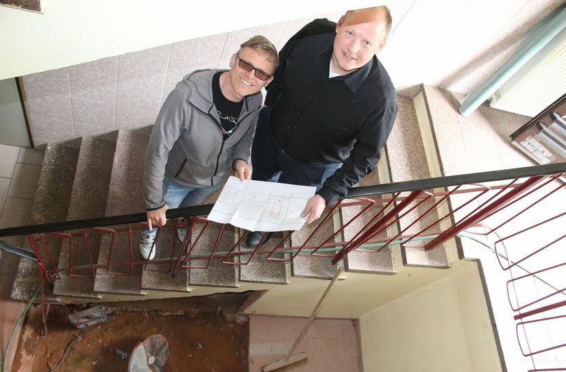 Christian Behring (l.) und Architekt Ronny Brantzko freuen sich über den Einbau der Liftanlagen in der Konrad-Zuse-Straße.