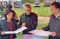 Drei Unterschriften unter der Absichtserklärung den Standort in Riesa als Pilotprojekt »Stützpunktwehr« auszubauen: Janet Putz für den Landkreis Meißen, Innenminister Armin Schuster und Oberbürgermeister Marco Müller (v.l.).