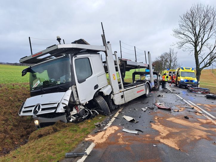 Der LKW wurde in den Straßengraben gedrückt, die Straße ist voller Trümmerteile.