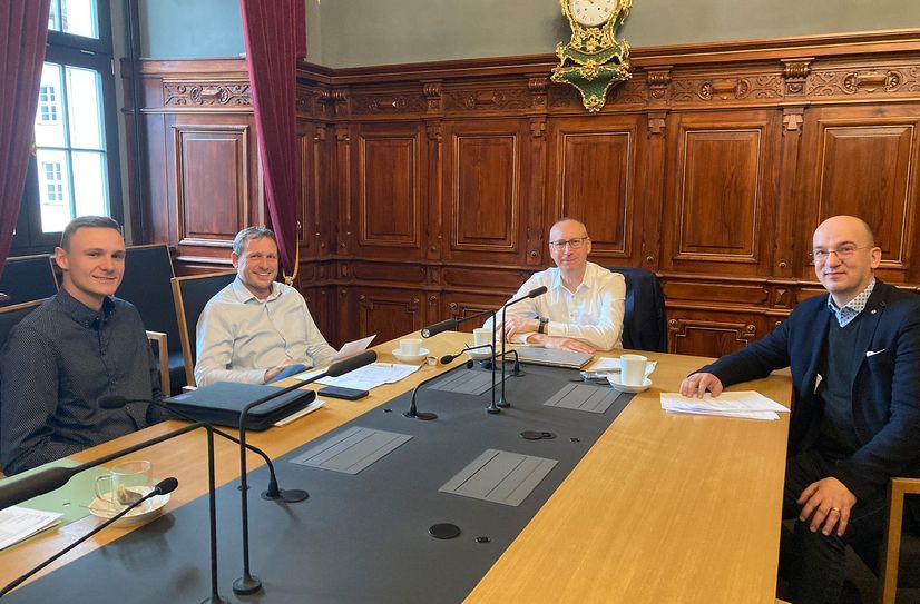 Bautzens Oberbürgermeister Karsten Vogt (2.v.r.) und Bürgermeister Dr. Robert Böhmer (r.) im Gespräch mit Lars Bauer (2.v.l.) und Merlin Däbler (l.) vom Kreissportbund.