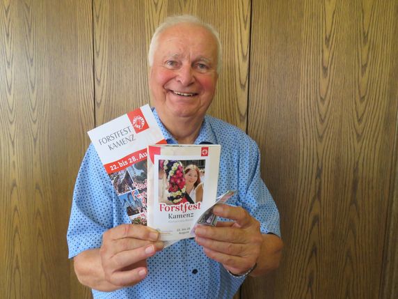 Volker Schmidt, Vorsitzender des Fördervereins Forstfest und stellvertretender Vorsitzender des Festkomitees präsentiert Programmheft und Flyer für das diesjährige Forstfest.