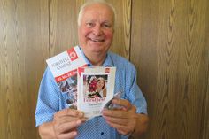Volker Schmidt, Vorsitzender des Fördervereins Forstfest und stellvertretender Vorsitzender des Festkomitees präsentiert Programmheft und Flyer für das diesjährige Forstfest.