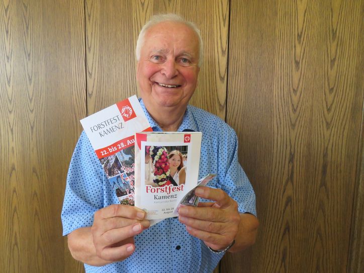 Volker Schmidt, Vorsitzender des Fördervereins Forstfest und stellvertretender Vorsitzender des Festkomitees präsentiert Programmheft und Flyer für das diesjährige Forstfest.