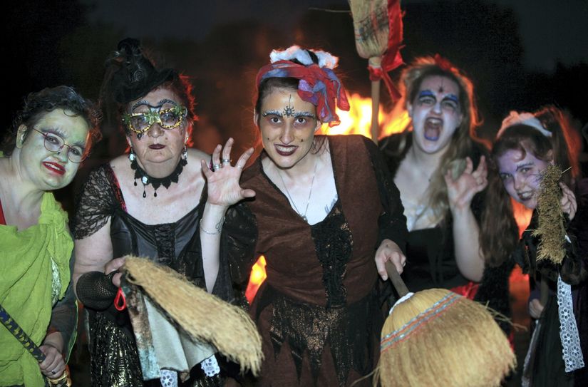 Gruselige Hexen tanzen in Heidenau ums Feuer.