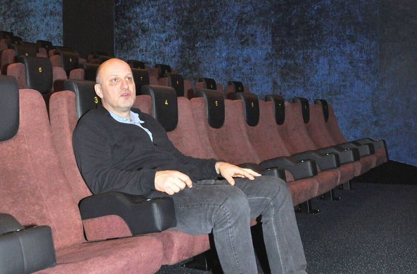 Jörg Rietdorf, Geschäftsführer der Kulturschloss Großenhain GmbH, zu der die Filmgalerie gehört, ist von den neuen Kinostühlen begeistert.
