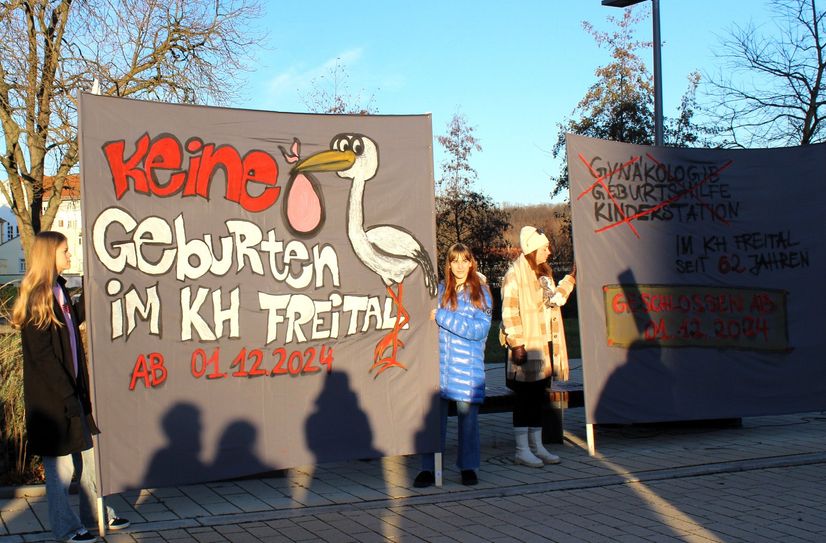 Am 30. November versammelten sich über 300 Demonstranten auf dem Freitaler Neumarkt, um gegen die Schließung der Abteilungen für Gynäkologie, Geburtshilfe sowie Kinderheilkunde am Krankenhaus Freital zu protestieren.