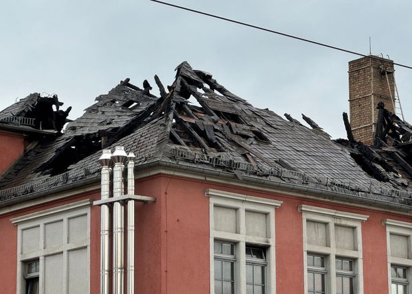 Die Bürgerinitiative hofft, daß wenigstens der stadtbildprägende Kopfbau zu retten ist.