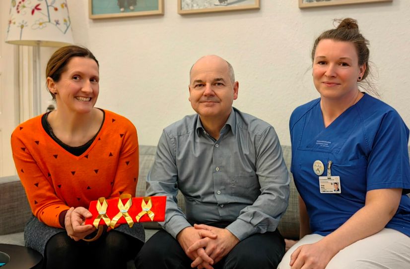 Ulrike Grundmann, Leiterin psychosoziales Team, mit den ersten goldenen Schleifen - auch für Prof. Ralf Knöfler und Antje Berg, Stationsleiterin in der Kinderonkologie.