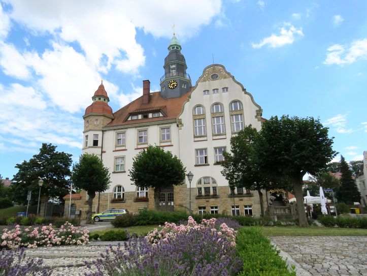 Am 22. September 1909 erfolgte die Einweihung des Jugendstil-Rathauses in Großröhrsdorf.