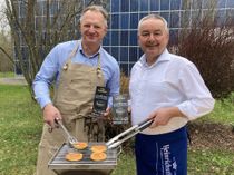 Pünktlich zum Tag des Bieres gibt's etwas zu essen zum Getränk: Olaf Plaumann und Uwe Lammeck testen schon mal die neue Käsespezialität.