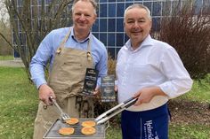 Pünktlich zum Tag des Bieres gibt's etwas zu essen zum Getränk: Olaf Plaumann und Uwe Lammeck testen schon mal die neue Käsespezialität.
