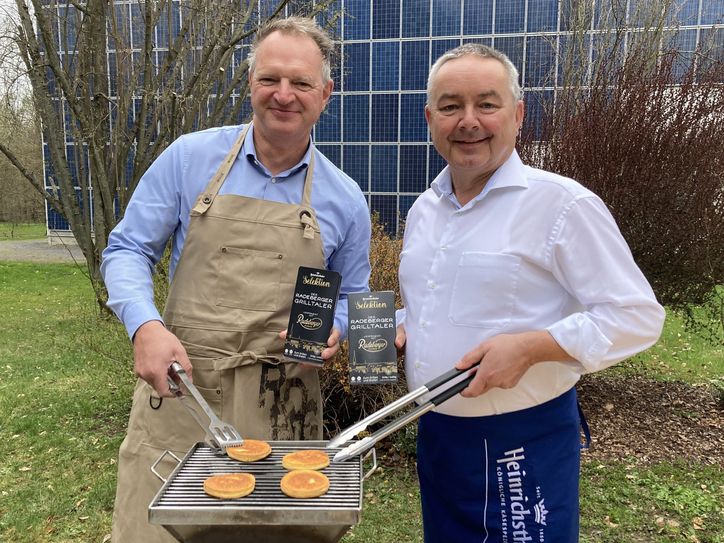 Pünktlich zum Tag des Bieres gibt's etwas zu essen zum Getränk: Olaf Plaumann und Uwe Lammeck testen schon mal die neue Käsespezialität.