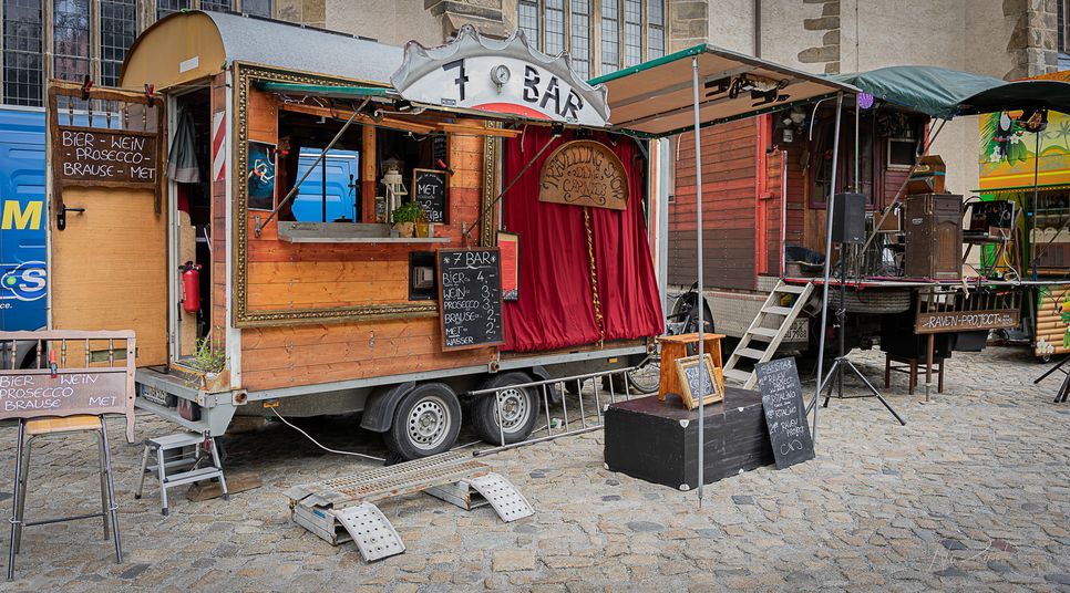 Die »Travelling Show Dem Carnies« hat eine Zirkus-Show und gleichzeitig eine mobile Bar auf dem Hoffest in Liebon zu bieten.