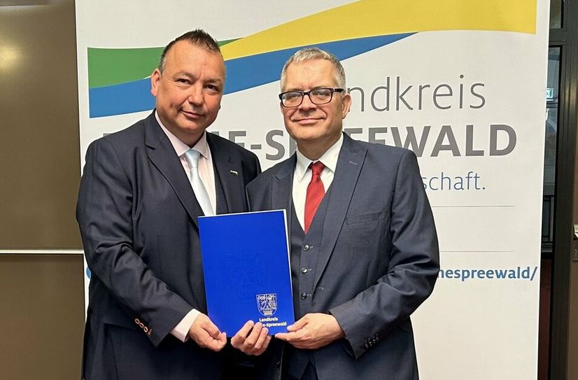 Georg Hanke (re.) hat als Vorsitzender des Kreistages Landrat Sven Herzberger (li.) den Amtseid abgenommen.