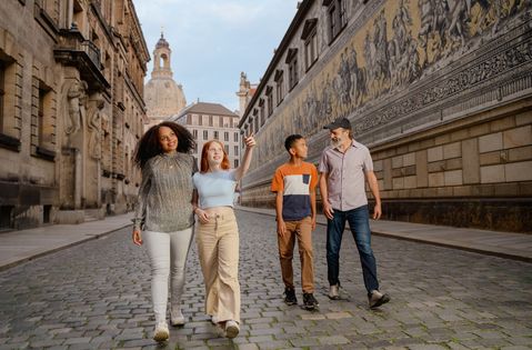 Familienausflug zum Fürstenzug in Dresden.