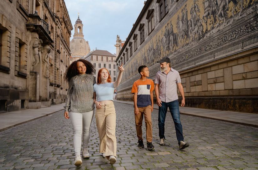 Familienausflug zum Fürstenzug in Dresden.