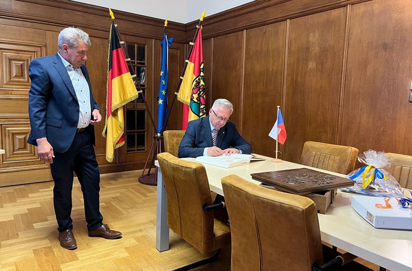 Der Deciner Bürgermeister Jiri Andel trägt sich in das Goldene Buch der Stadt Pirna ein.