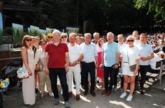 Die Delegationen der Partnerstädte auf der Felsenbühne Rathen. Im Vordergrund die Bürgermeister Robert Hahn (Reutlingen, 2.v.li.), Günter A. Binder (Baienfurt, 3.v.li.), Tim Lochner (Pirna, 4.v.li.), Jiri Andel (Decin, 3.v.re.) und Vizebürgermeisterin Renata Szewczyk (Boleslawiec, 2.v.re.).