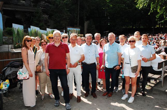 Die Delegationen der Partnerstädte auf der Felsenbühne Rathen. Im Vordergrund die Bürgermeister Robert Hahn (Reutlingen, 2.v.li.), Günter A. Binder (Baienfurt, 3.v.li.), Tim Lochner (Pirna, 4.v.li.), Jiri Andel (Decin, 3.v.re.) und Vizebürgermeisterin Renata Szewczyk (Boleslawiec, 2.v.re.).