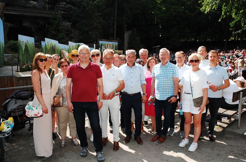 Die Delegationen der Partnerstädte auf der Felsenbühne Rathen. Im Vordergrund die Bürgermeister Robert Hahn (Reutlingen, 2.v.li.), Günter A. Binder (Baienfurt, 3.v.li.), Tim Lochner (Pirna, 4.v.li.), Jiri Andel (Decin, 3.v.re.) und Vizebürgermeisterin Renata Szewczyk (Boleslawiec, 2.v.re.).