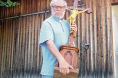 Pfarrer Stefan Schwarzenberg mit dem geretteten Altarkreuz aus der Sakristei der Großröhrsdorfer Kirche. Für ihn ist dieses Kreuz das Zeichen für einen Neuanfang. Foto: Matthias Stark