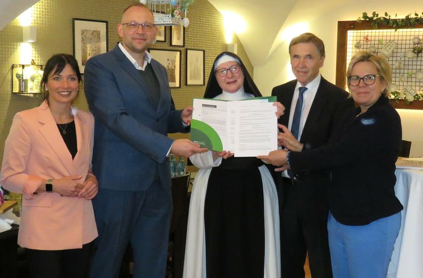 Elaine Jentsch, Kandidatin für den Sächsischen Landtag, der Verbandsvorsitzende des Verwaltungsverbandes »Am Klosterwasser«, Stefan Anders, die Äbtissin des Klosters St. Marienstern, Sr. Gabriela Hesse, der Landtagsabgeordnete Aloysius Mikwauschk und Staatsministerin für Kultur und Tourismus, Barbara Klepsch, bei der Übergabe des Fördermittelbescheides in Panschwitz-Kuckau (v.l.n.r.).  Foto: M. Stark