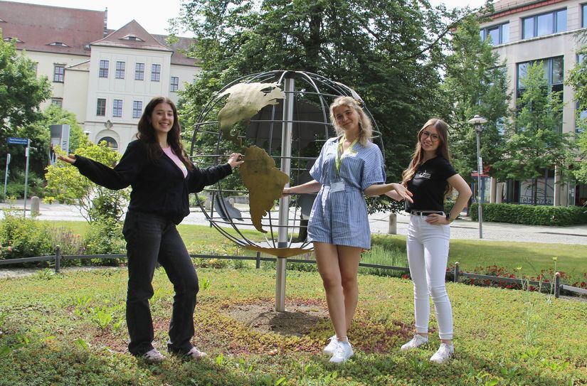 Marietta Heinze (r.) war die die Hauptinitiatorin des Zukunftstages, bei dem sie tatkräftige Unterstützung von ihrer Stellvertreterin Alicia Scheibe (l.) bekommen hat. Studentin Eileen Stübke (m.) ist die Projektleiterin des Zukunftstages.