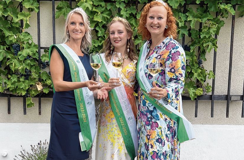 Alona Chesnok ist die neue  35. Sächsische Weinkönigin. Zusammen mit den Weinprinzessinnen Sabine Leonhardt und Nicole Baumgärtel präsentiwert sie bis in nächste Jahr den Sächsischen Wein.