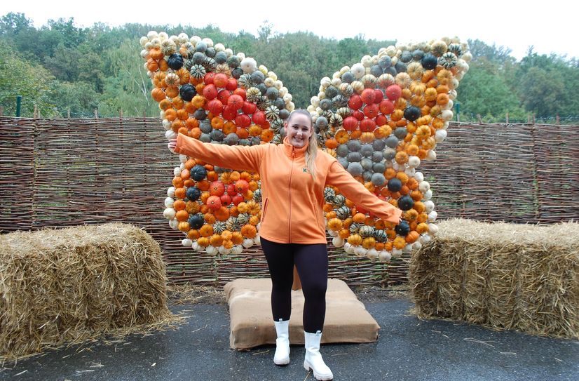 Celine Kleinfeld vom Marketing Oskarshausen vor dem Kürbis-Schmetterling.
