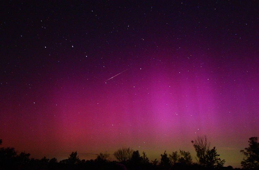 Polarlichter, Sternschnuppen und Sternbild Großer Wagen.