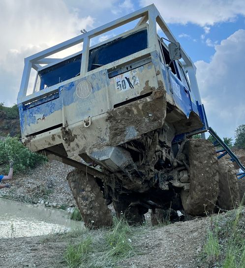 Beim Truck Trial spielen Erwachsene Männer mit ihren Autos im etwas größeren Sandkasten.